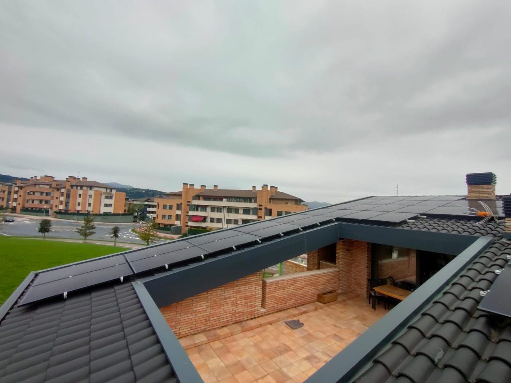 Autonconsumo: instalación de placas solares en Derio, Vizcaya