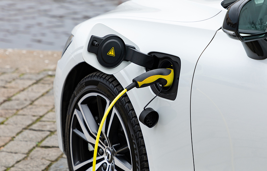 Únete al cambio energético con un kit solar para recargar coche eléctrico 